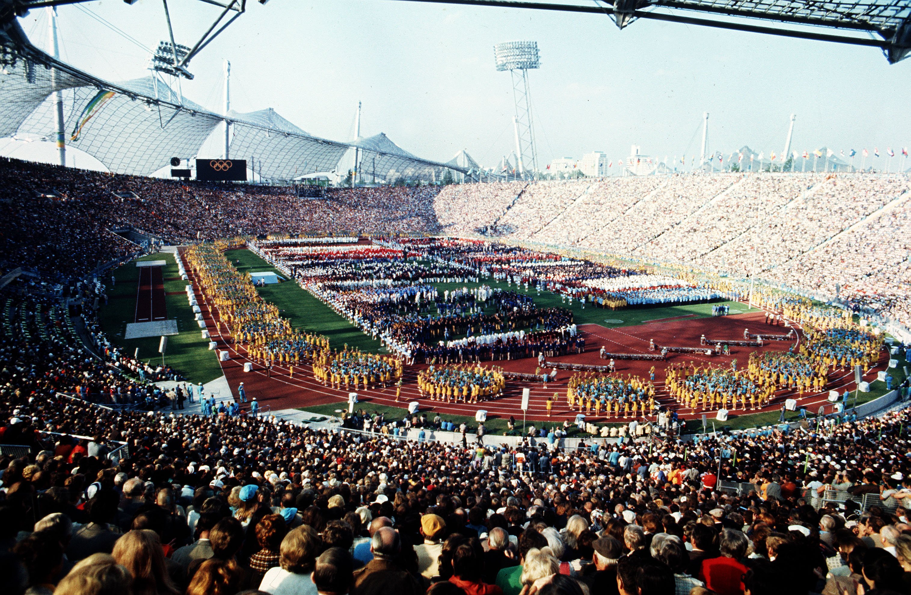 Игры мюнхен 1972. Мюнхен 1972. Олимпийский стадион Мюнхен 1972. Олимпийские игры в Мюнхене 1972. Олимпийские игры в Германии 1972.